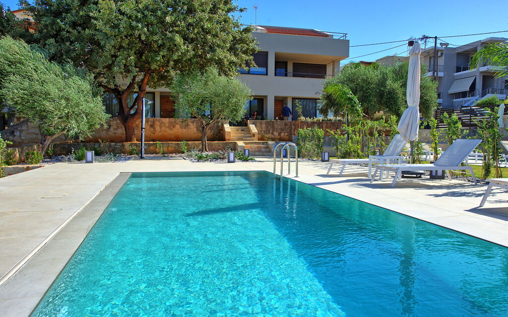 Iris: all'aperto, Esterni, Piscina