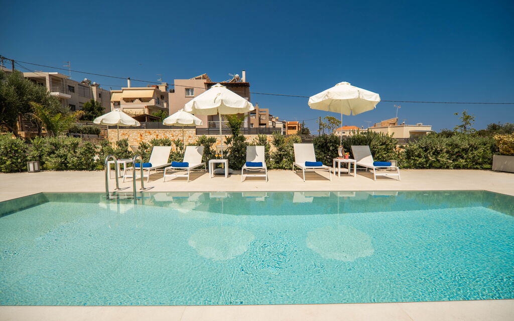 Iris: all'aperto, Piscina