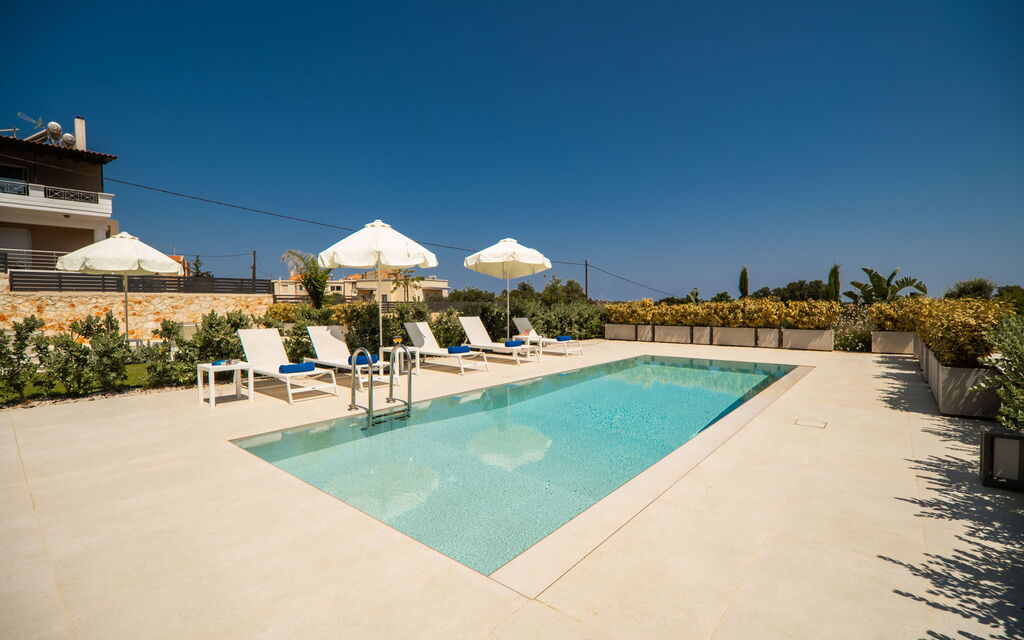 Iris: all'aperto, Giardino, Piscina