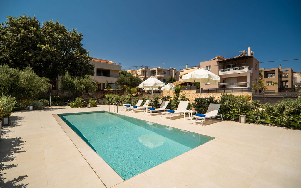 Iris: all'aperto, Piscina