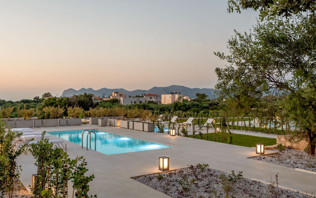 Iris: all'aperto, Esterni, Piscina