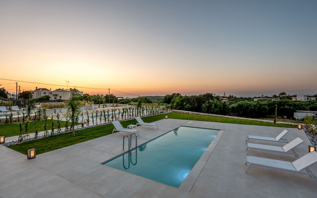 Iris: all'aperto, Esterni, Piscina