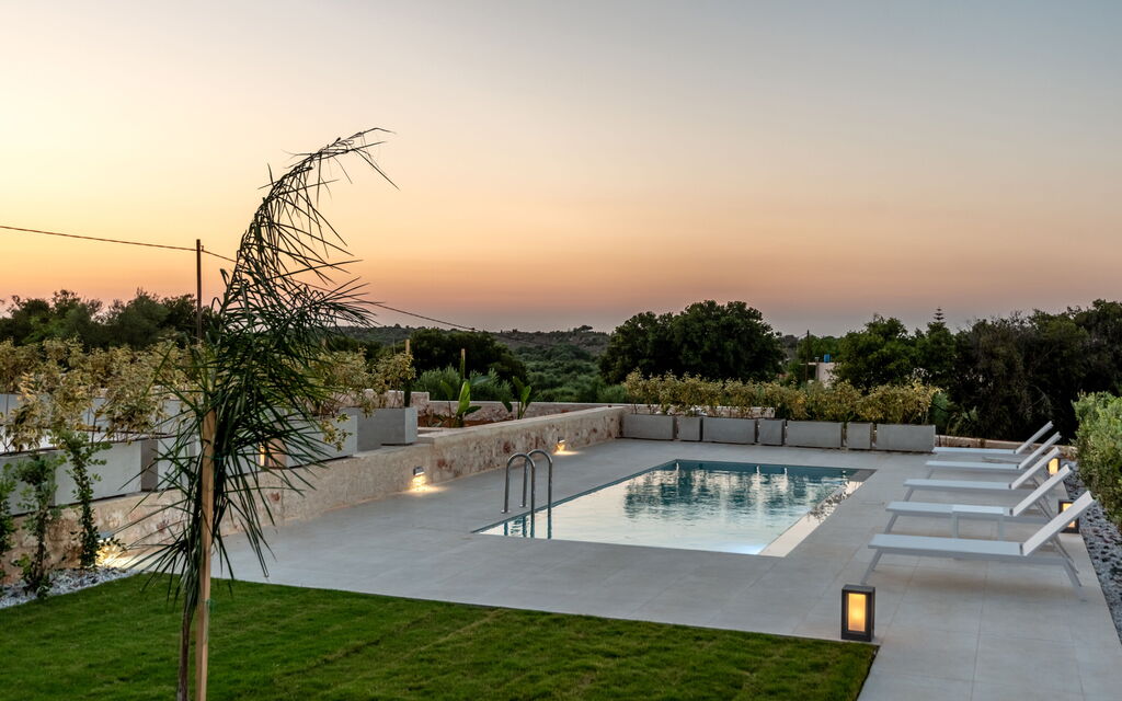 Iris: all'aperto, Esterni, Piscina