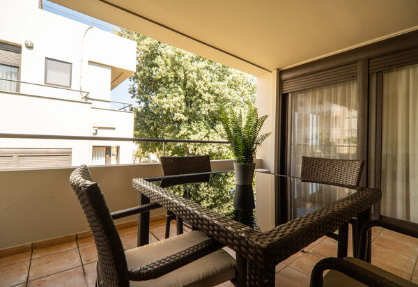 Dioni: bassin, Extérieur, Jardin