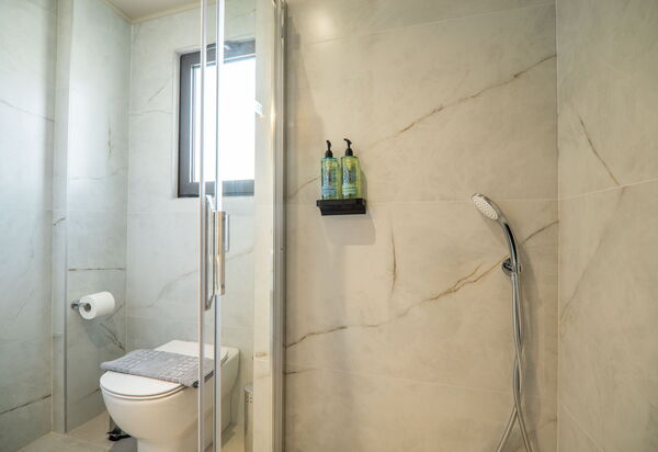 Dioni: Salle de bain