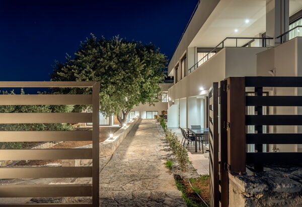 Dioni: Entrée principale, Extérieurs, Jardin