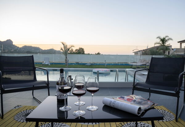 Villa Vincenzo: Ansichten, Balkon / Terrasse / Patio, Draussen, Schwimmbad