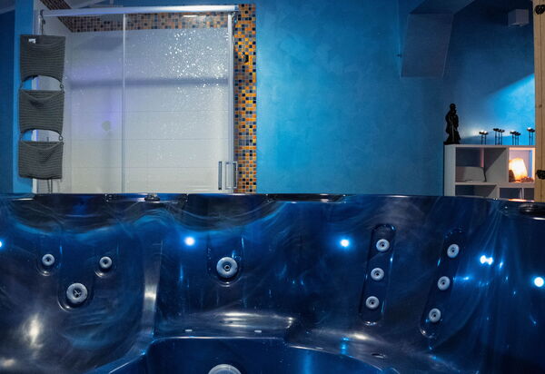 Villa Vincenzo: Bad, Whirlpool