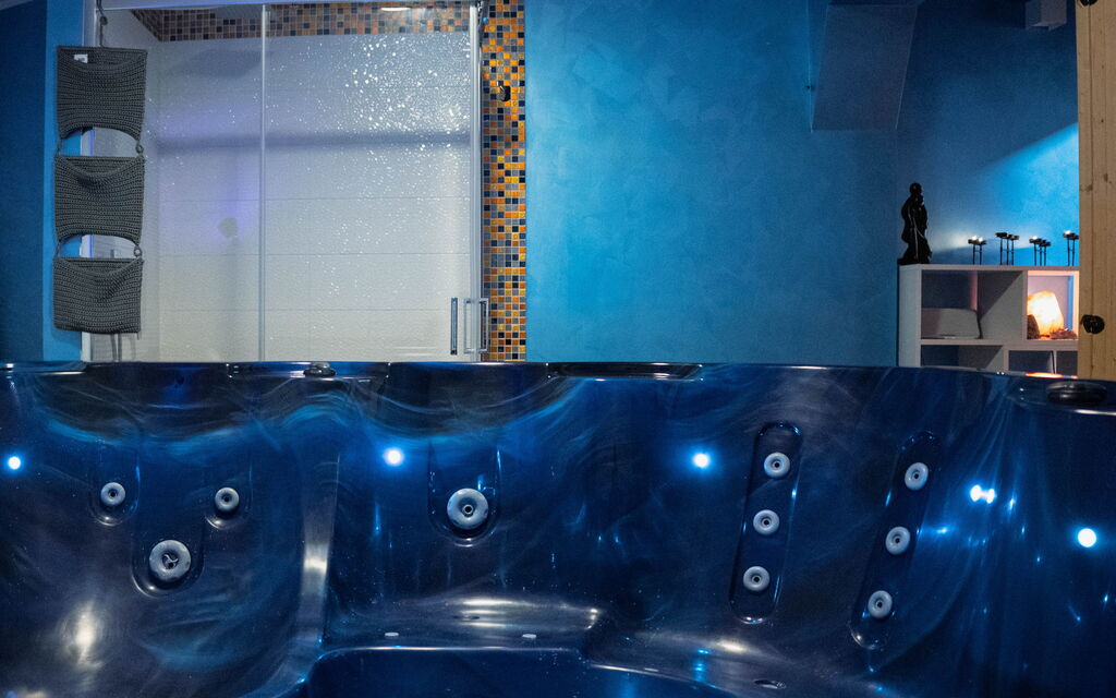 Villa Vincenzo: Bathroom, Hot Tub