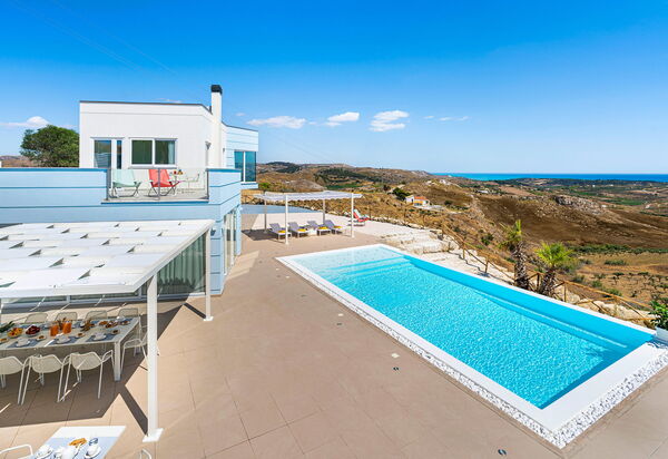 Villa Domizia: bassin, Extérieurs