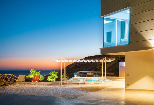 Villa Domizia: bassin, Extérieurs