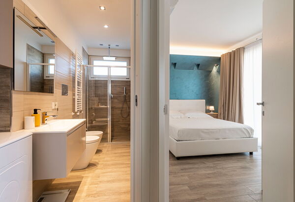 Villa Domizia: chambre à coucher, Salle de bain