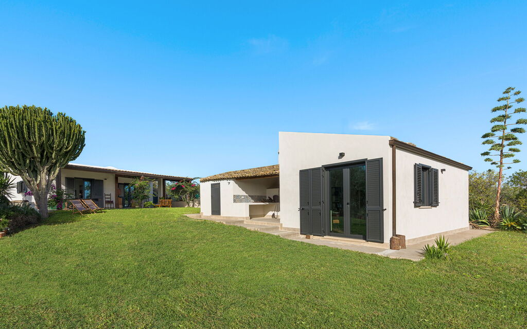 Casa Tancredi: Esterni, Giardino