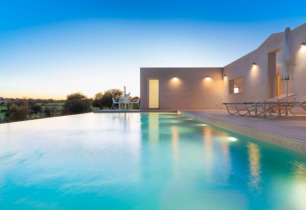 Villa Mora: Ansichten, Außen, Draussen, Schwimmbad