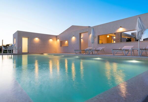 Villa Mora: Ansichten, Außen, Draussen, Schwimmbad