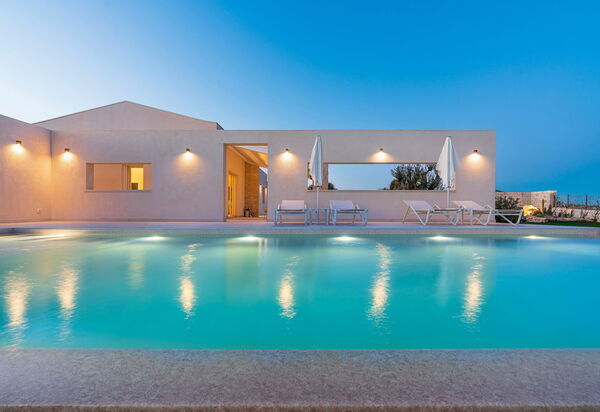 Villa Mora: Ansichten, Außen, Draussen, Schwimmbad