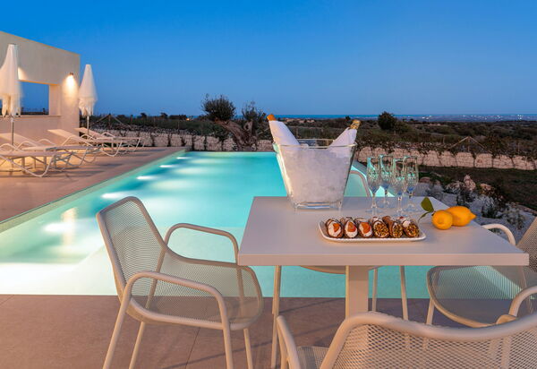 Villa Mora: Ansichten, Außen, Draussen, Schwimmbad