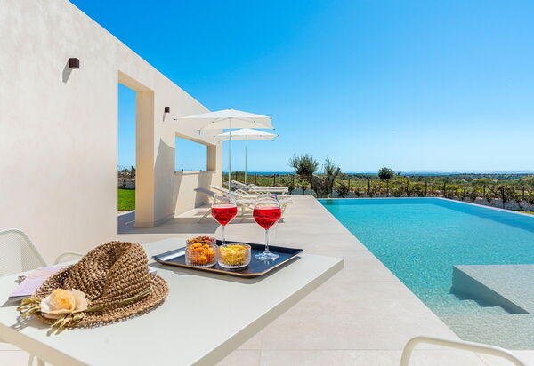 Villa Mora: Ansichten, Außen, Draussen, Schwimmbad