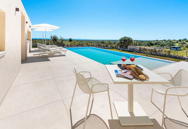 Villa Mora: Ansichten, Außen, Draussen, Schwimmbad