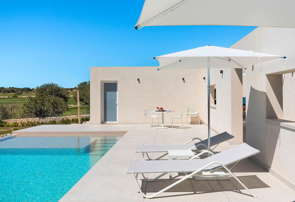 Villa Mora: Ansichten, Außen, Draussen, Schwimmbad