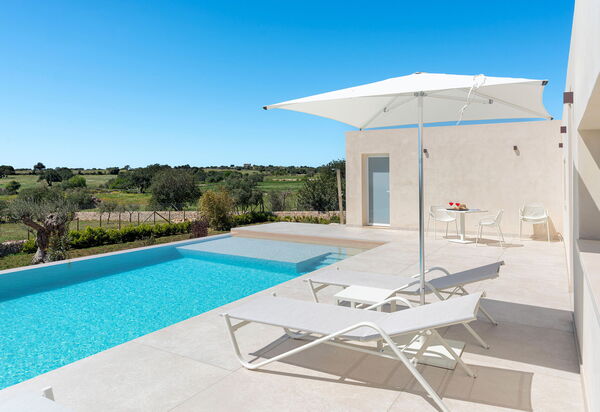 Villa Mora: Ansichten, Außen, Draussen, Schwimmbad