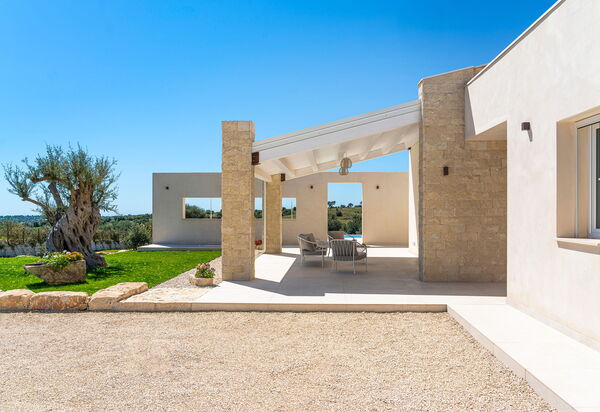 Villa Mora: Ansichten, Draussen, Garten