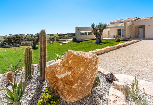 Villa Mora: Ansichten, Draussen, Garten