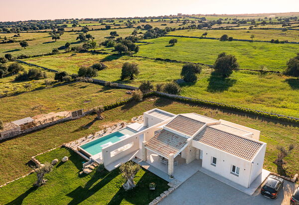 Villa Mora: Ansichten, Außen, Draussen, Garten, Schwimmbad