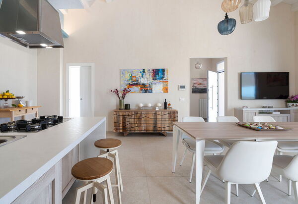 Villa Mora: Esszimmer, Küche, Wohnzimmer