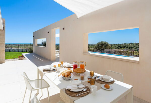 Villa Mora: Ansichten, Draussen, Garten