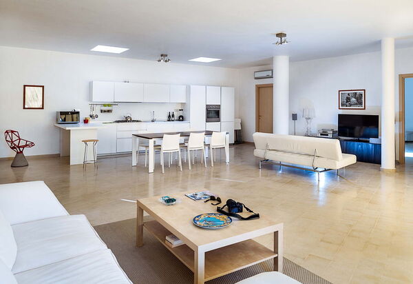 Villa Corte Dorata: Esszimmer, Küche, Wohnzimmer