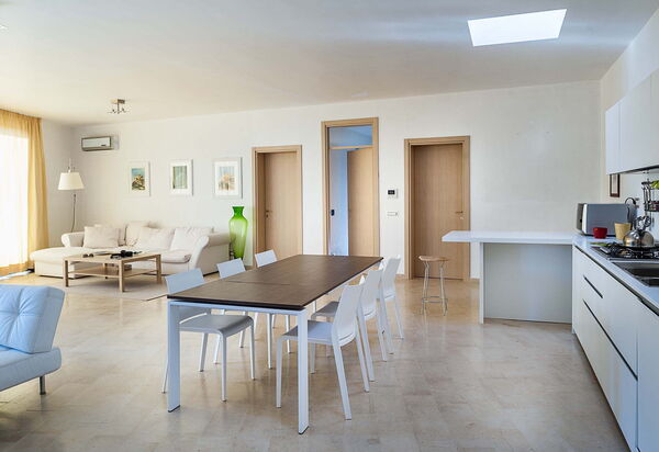 Villa Corte Dorata: Esszimmer, Küche, Wohnzimmer