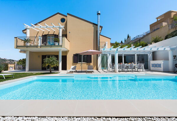 Villa Giutitta: Außen, Garten, Schwimmbad