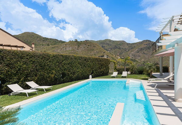 Villa Giutitta: Außen, Garten, Schwimmbad