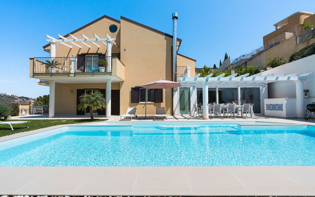 Villa Giutitta: bassin, Extérieurs, Jardin