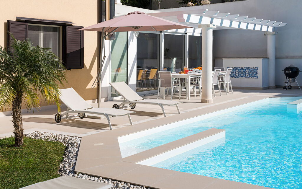 Villa Giutitta: bassin, Extérieurs