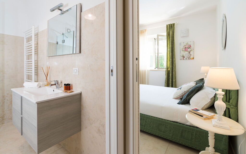 Villa Giutitta: chambre à coucher, Salle de bain
