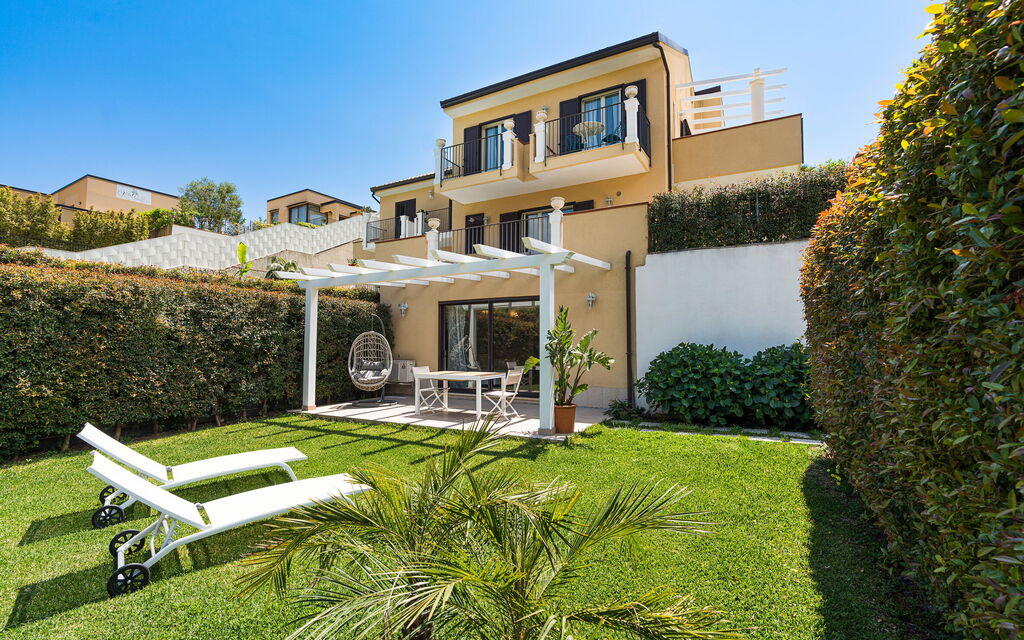 Villa Giutitta: Extérieurs, Jardin