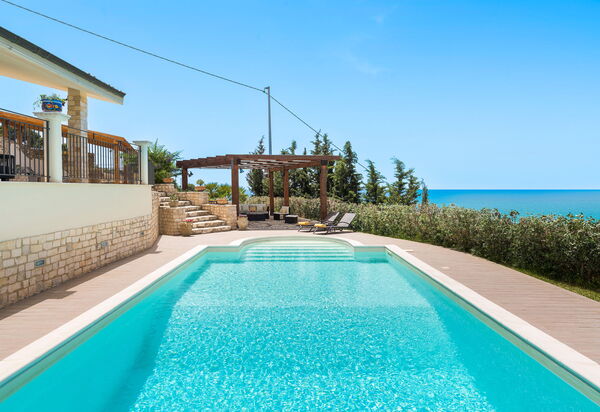 Villa Anthea: Ansichten, Außen, Schwimmbad