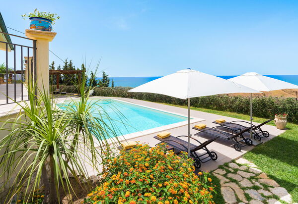 Villa Anthea: Ansichten, Draussen, Garten, Schwimmbad