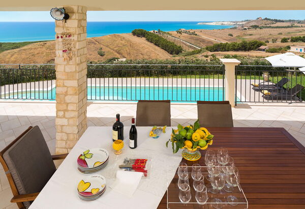 Villa Anthea: Ansichten, Außen, Schwimmbad