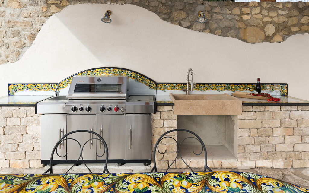 Villa Anthea: Cucina, Esterni