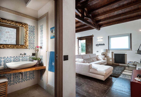 Corte Moscata: Bad, Wohnzimmer