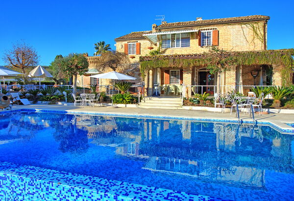 Villa Vittoria: Schwimmbad