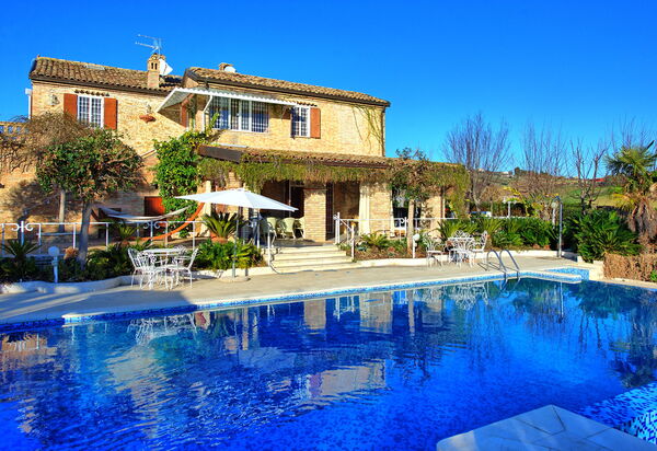 Villa Vittoria: Draussen, Schwimmbad