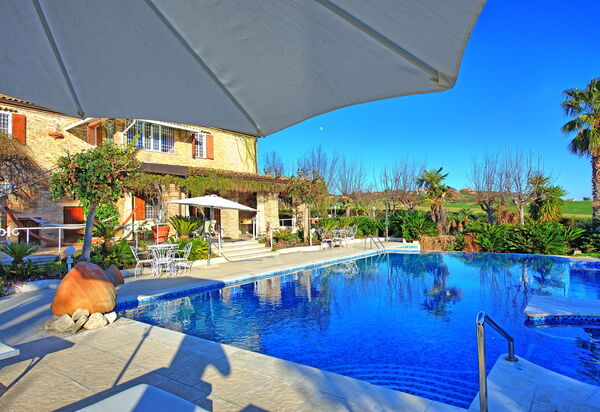 Villa Vittoria: Draussen, Schwimmbad