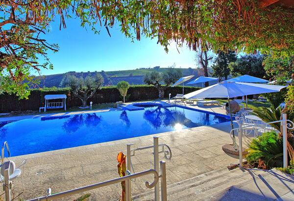 Villa Vittoria: Draussen, Garten, Schwimmbad