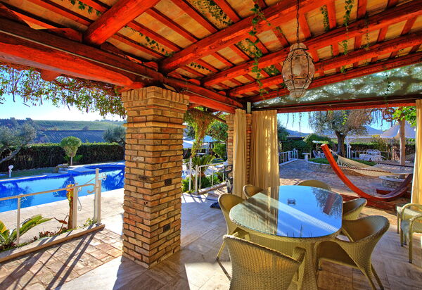 Villa Vittoria: Balkon / Terrasse / Patio, Draussen, Schwimmbad