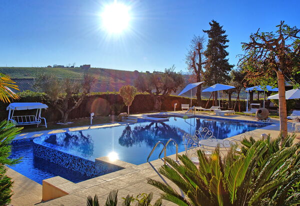 Villa Vittoria: Ansichten, Draussen, Garten, Schwimmbad