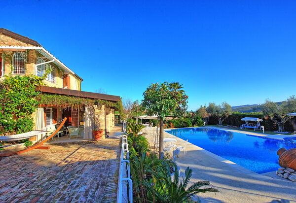 Villa Vittoria: Draussen, Schwimmbad